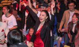 'Quỳnh búp bê' nhảy lên sung sướng xém lộ hàng khi Anh Đức ghi bàn vào lưới Malaysia