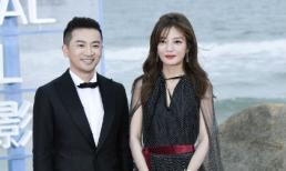 'Tiểu Yến Tử' Triệu Vy hội ngộ 'Ngũ A Ca' Tô Hữu Bằng trên thảm đỏ LHP Quốc tế Vân Nam