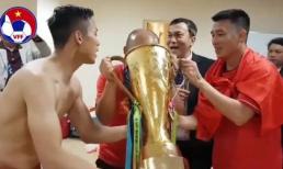 Màn ăn mừng có 1-0-2: Đội tuyển Việt Nam mời HLV Park Hang Seo uống bia đựng trong cup vàng
