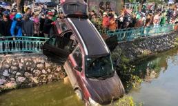 Hãi hùng ô tô lao qua dải phân cách, 'cắm đầu' xuống hồ Trúc Bạch, Hà Nội