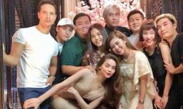 Tạo dáng xinh tươi nhưng Hà Hồ lại gây xôn xao vì bàn tay đặt lên đùi Kim Lý