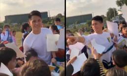 'Bán đứng' Duy Mạnh, Đình Trọng vẫn không thể thoát khỏi vòng vây fan nhí