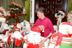 Vẫn khoe những vật trang trí lung linh lộng lẫy cho Giáng sinh, Đàm Vĩnh Hưng sẽ không mở cửa biệt thự đón fan?