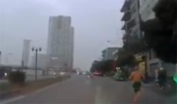 Cẩu tặc kéo lê chó ngay trước mặt chủ trên phố Hà Nội