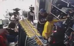 Nữ quái trộm điện thoại trước mặt nhân viên trong 1 nốt nhạc