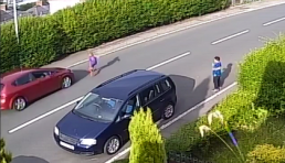 Khoảnh khắc cậu bé thoát chết kỳ diệu sau cú va chạm cực mạnh