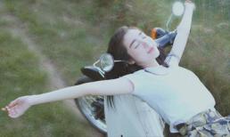 'Gái 2 con' Elly Trần đẹp mơ màng giữa đồng cỏ lau