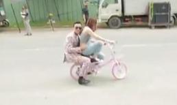 Mai Tài Phến tình tứ ôm eo 'chị đại' Mỹ Tâm trên 'siêu xe'