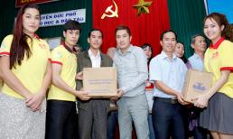 Bầu Hòa giản dị “đội mưa” về Quảng Ngãi  trao sách và phát thuốc cho người dân nghèo