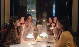 Vân Hugo cười tít mắt, đón sinh nhật tuổi 34 ấm áp bên hội 'chị em bạn dì'