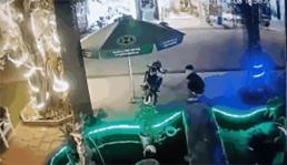 Giả vờ sửa xe, kẻ gian lấy luôn xe trong tích tắc