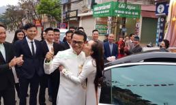 NSND Trung Hiếu được vợ kém 19 tuổi hôn ngọt ngào trong ngày cưới ở Sơn La