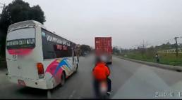 3 thanh niên chặn đầu xe tải dọa đánh vì bị bấm còi xin đường