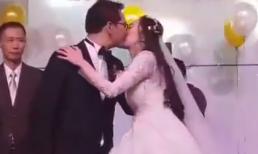 Lộ clip NSND Trung Hiếu hôn vợ đắm đuối trước sự chứng kiến của 2 bên họ hàng