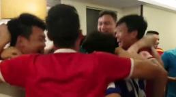 Các tuyển thủ Việt Nam ăn mừng khi chính thức có vé vào vòng 1/8 Asian Cup