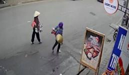 Đi bộ trên phố Ngọc Khánh, cụ bà bán hàng rong gặp tai nạn thương tâm