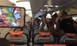 Máy bay hạ cánh, tất cả hành khách không ai xuống chỉ vì... cổ vũ tuyển Việt Nam