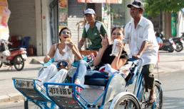 H'hen Niê cùng Hoa hậu Hoàn vũ Nhật dạo Sài Gòn bằng xích lô, đội nón lá, vô tư 'gặm' bánh mì