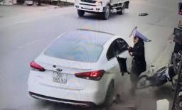 'Xe điên' lao lên vỉa hè ở Nam Định, người phụ nữ thoát chết trong gang tấc