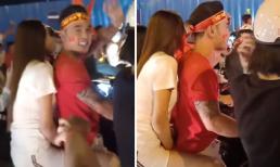 'Đi bão' mừng tuyển Việt Nam nhưng Ưng Hoàng Phúc lại quên... đội mũ bảo hiểm