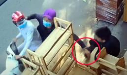 Bị cuỗm điện thoại trên tay, thanh niên bất lực đứng nhìn