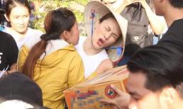 Fan thích thú trước 1001 biểu cảm đáng yêu của Mỹ Tâm khi đi làm từ thiện 