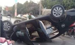 Tông vào lề đường, ô tô lật ngược kinh hoàng như phim hành động ở Hải Phòng