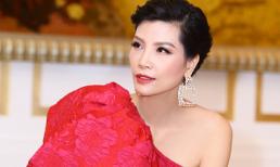 Cựu siêu mẫu Vũ Cẩm Nhung 'bấp chấp' diện áo ren mỏng giữa ngày đông