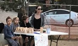 Angelina Jolie bị đăng ảnh gây tranh cãi khi cùng các con bán thức ăn cho chó ở công viên