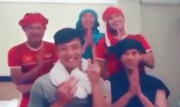 Cười nghiêng ngả xem dàn cầu thủ tuyển Việt Nam nhái tiếng Thái Lan chào người hâm mộ