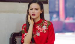 Người mẫu Tuyết Lan duyên dáng khi diện áo dài đi lễ chùa