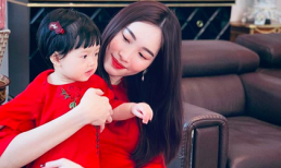 Hoa hậu Đặng Thu Thảo diện áo dài đôi cùng con gái nhưng bất ngờ vì chi tiết này