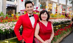 MC Nguyên Khang đưa mẹ dạo đường hoa Xuân