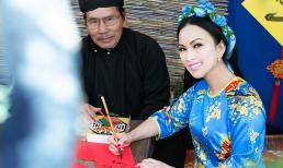 Ca sĩ tỷ phú Hà Phương ‘tạm quên’ hàng hiệu, diện áo dài nền nã đi chùa ở California