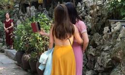 Đầu năm lên chùa lễ Phật, cô gái khiến ai cũng sốc vì mặc váy mỏng, hở cả tấm lưng trần