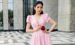 Chị gái song sinh của Nam Em đón Valentine với đầm hồng điệu đà