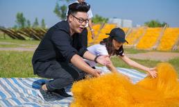 Không ngại nắng gió, Phạm Quỳnh Anh cùng Hamlet Trương tự tay phơi miến giữa  đường làng Cự Đà Hà Nội