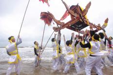 Thót tim cảnh trai tráng tung hứng, xoay tròn kiệu nặng 3 tạ ở Nghệ An