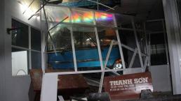 Xe khách tông nhà chờ bến xe ở Cà Mau, 6 người thương vong