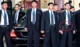 Sau lớp áo vest của cận vệ Triều Tiên là khẩu súng trứ danh và rất đặc biệt