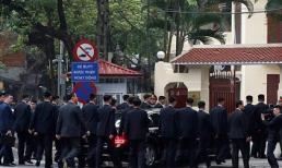 Dàn cận vệ lập rào chắn bảo vệ ông Kim Jong Un tại Hà Nội