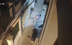 Chủ quan không đóng cốp xe, cô gái trẻ vừa mất của vừa bị đạp ngã ngay trước cửa nhà