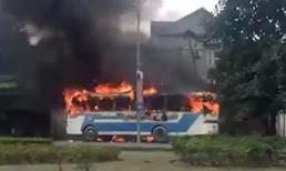 Xe chở công nhân phát nổ bốc rồi cháy nghi ngút, tài xế thoát chết trong tích tắc