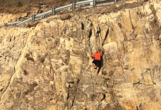 Liều lĩnh leo núi đá cheo leo bằng tay không, nam thanh niên bất ngờ rơi xuống khiến nhiều người sợ hãi