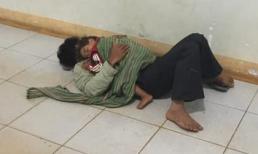 Hình ảnh bố ôm con trai ngủ ở hành lang bệnh viện chờ vợ sinh khiến nhiều người rưng rưng 