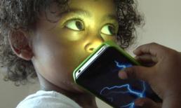 Cảnh báo khoa học đã chứng minh: Trẻ nhỏ xài điện thoại dễ mắc 12 loại ung thư khi trưởng thành