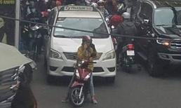 Cả phố đứng chờ chị gái ninja... 'nấu cháo' điện thoại - bức ảnh gây nhức nhối nhất sáng nay