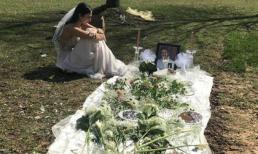 Mặc váy cô dâu đến thăm mộ hôn phu bị sát hại trước ngày cưới