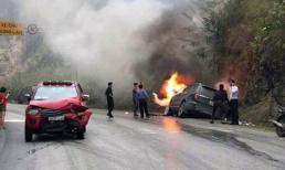 Va chạm với xe bán tải trên quốc lộ, 'xế hộp' hơn 2 tỷ bốc cháy thành đống sắt vụn