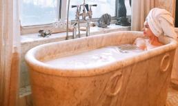 Vừ khiến fan 'xịt máu' vì khoe mông táo bạo, Phạm Hương tiếp tục khoe thân trong bồn tắm thư thái